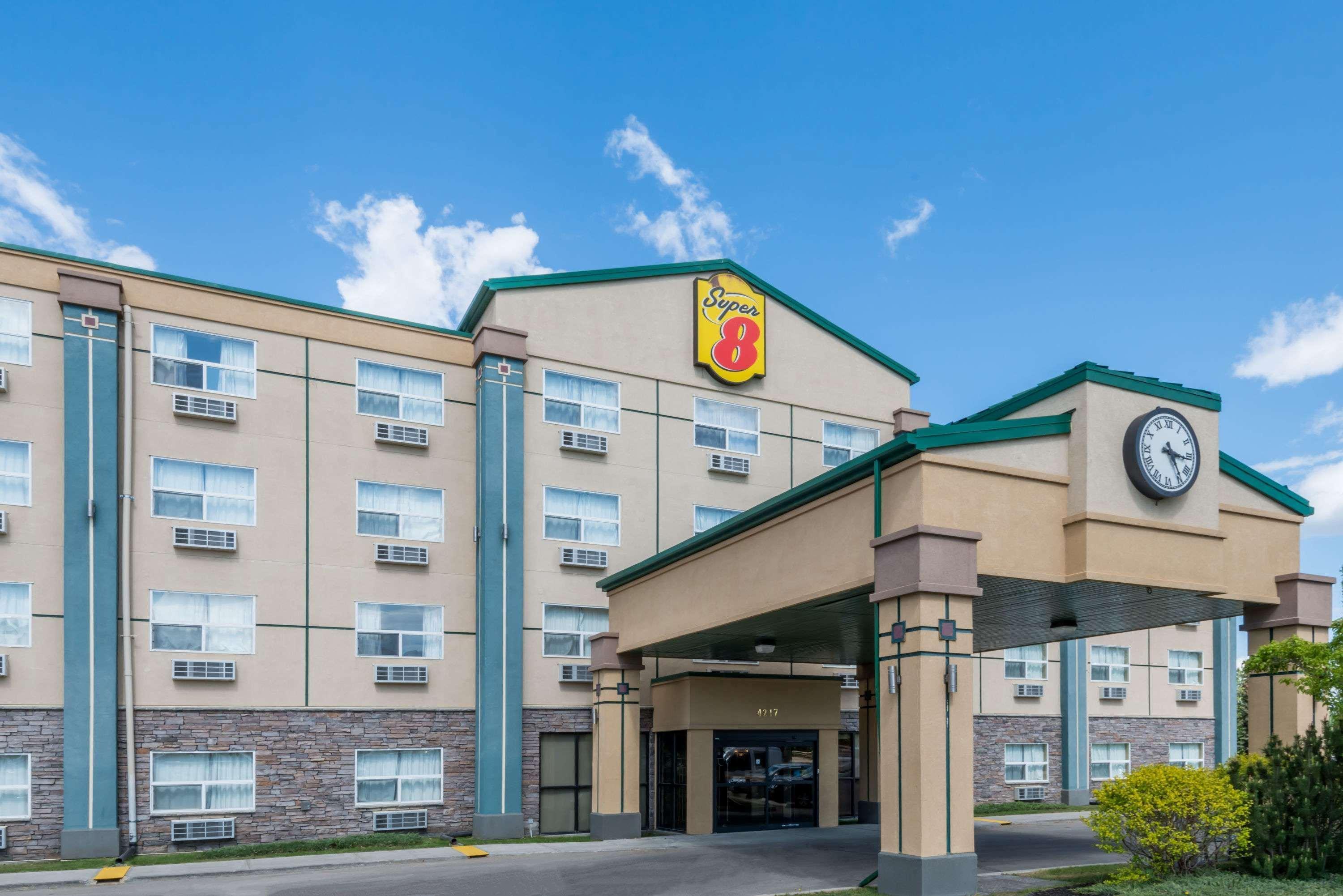 Super 8 By Wyndham Red Deer City Centre Buitenkant foto
