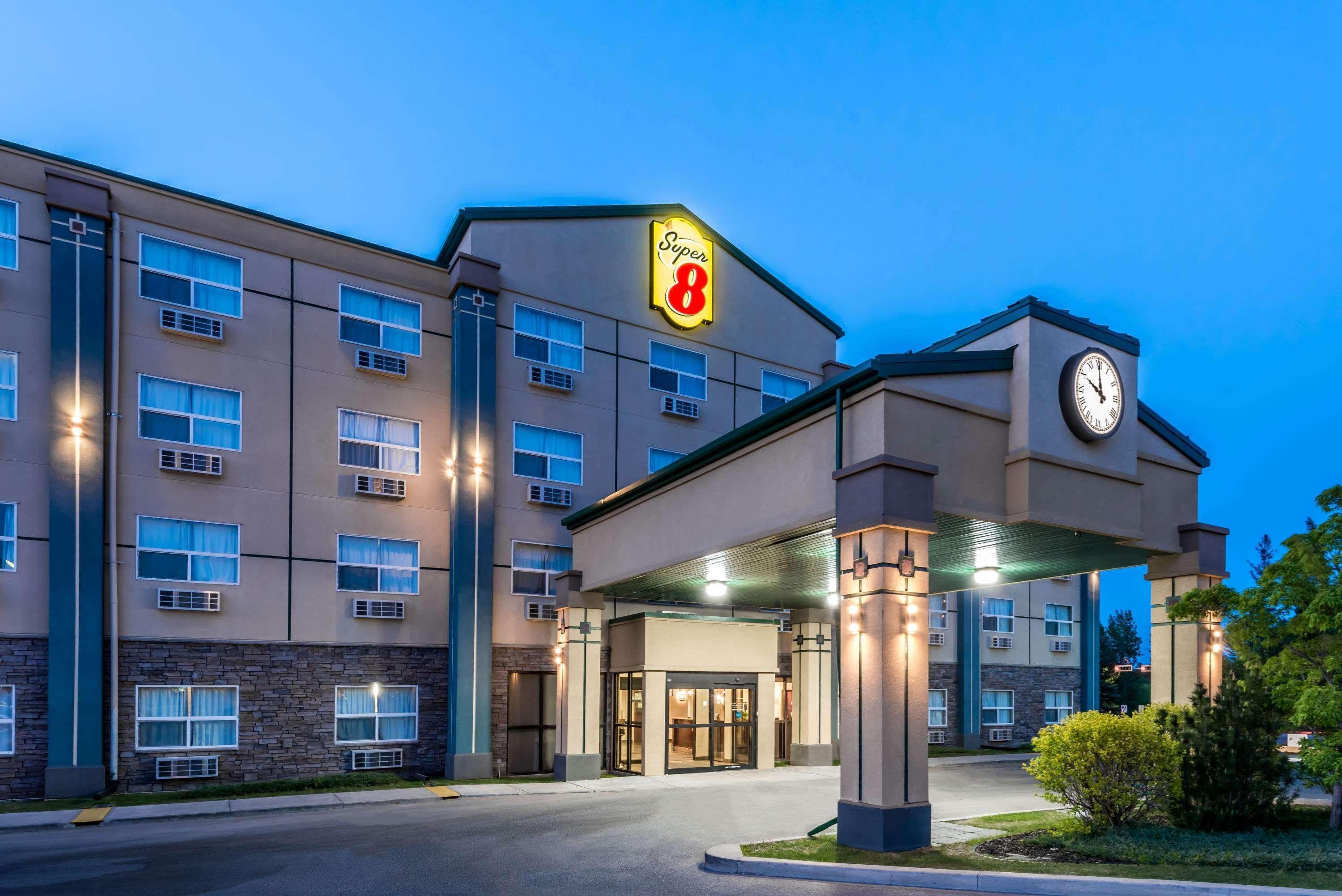 Super 8 By Wyndham Red Deer City Centre Buitenkant foto
