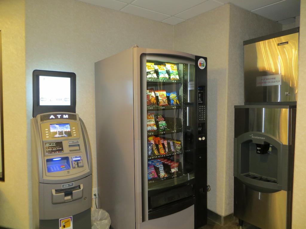 Super 8 By Wyndham Red Deer City Centre Buitenkant foto