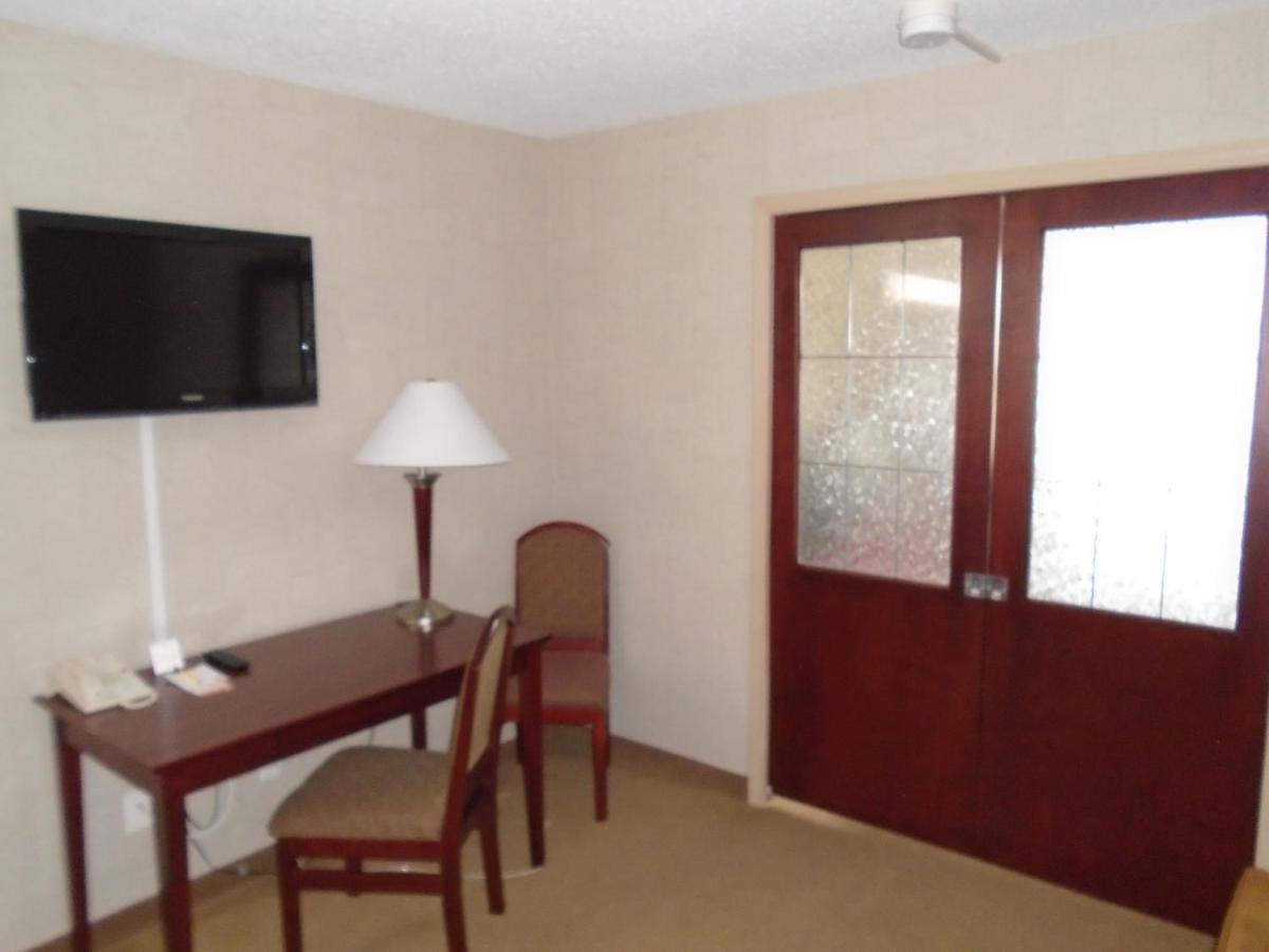 Super 8 By Wyndham Red Deer City Centre Buitenkant foto